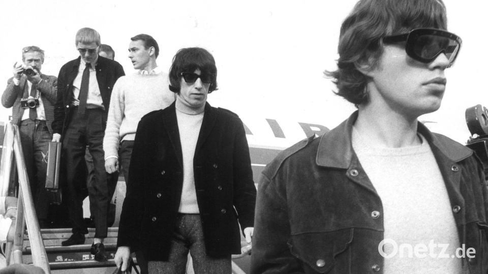 Am Flughafen Tegel verlassen Mick Jagger und Bill Wyman das Flugzeug. (Archivbild) Bild: Konrad Giehr/dpa