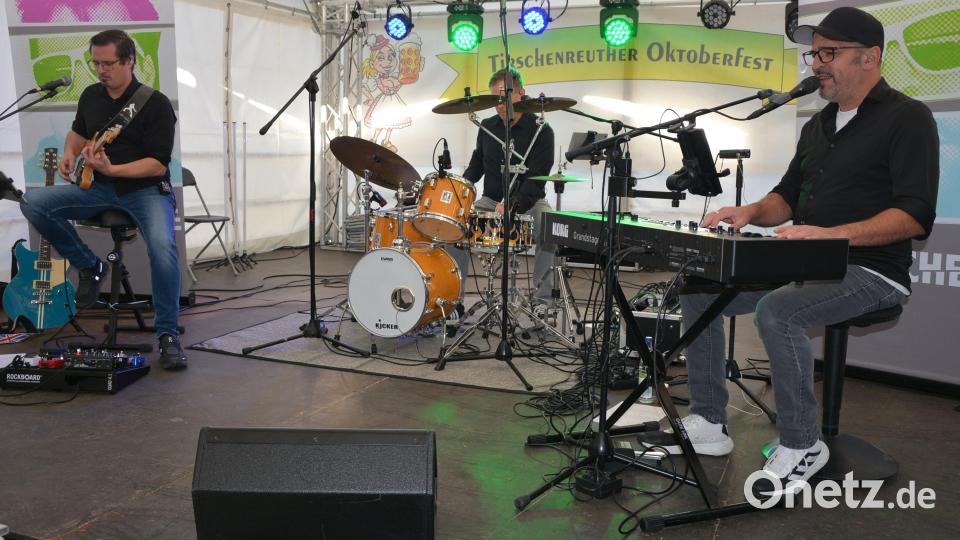 Das Trio „Bändscheibe“ mit (von links) Dr. Michael Rüth, Andreas Bauer und Menno Stuifmeel sorgte am Sonntagnachmittag für rockige Klänge beim Tirschenreuther Oktoberfest. Bild: jr