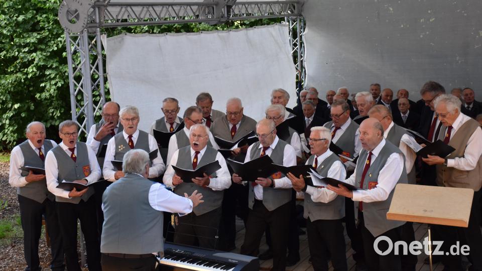 Der MGV Bad Neualbenreuth unter Leitung von Franz Danhauser gratulierte mit insgesamt vier Liedbeiträgen. Bild: ubb