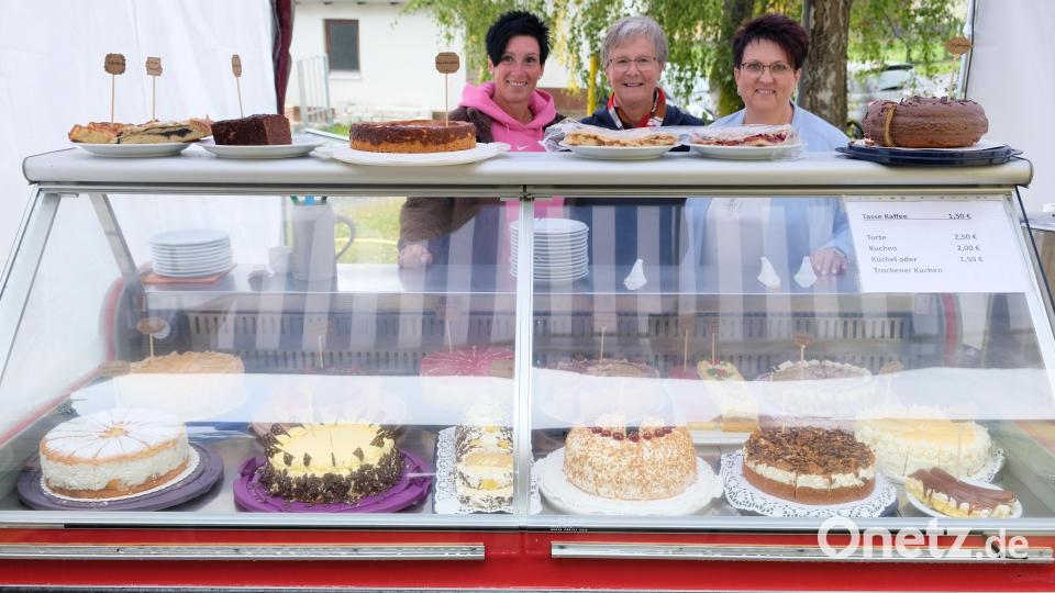 Gut bestückt ist das Torten- und Kuchenbüfett mit Spenden aus Apfelbacher und Eschenbacher Backstuben. Bild: do