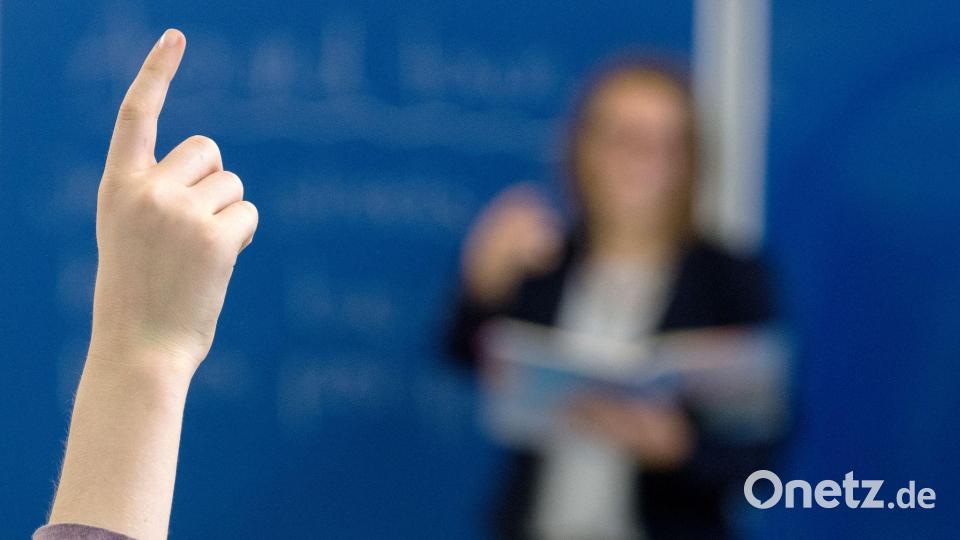 Im Schulalltag gibt es viele Regeln - für Schülerinnen und Schüler ebenso wie für Lehrkräfte. (Symbolbild) Bild: Armin Weigel/dpa