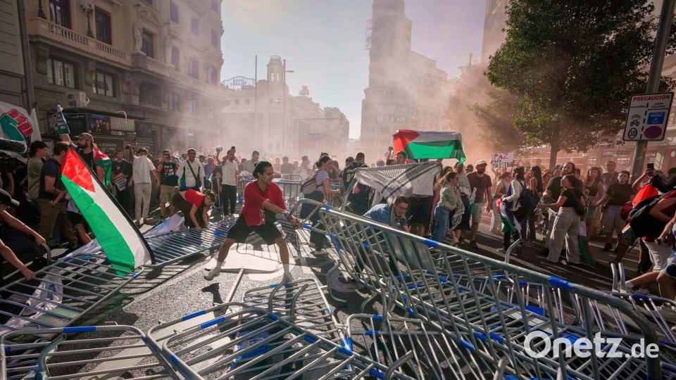Proteste durchkreuze Vuelta: Demonstranten blockieren die Straße. Bild: Manu Fernandez/AP/dpa