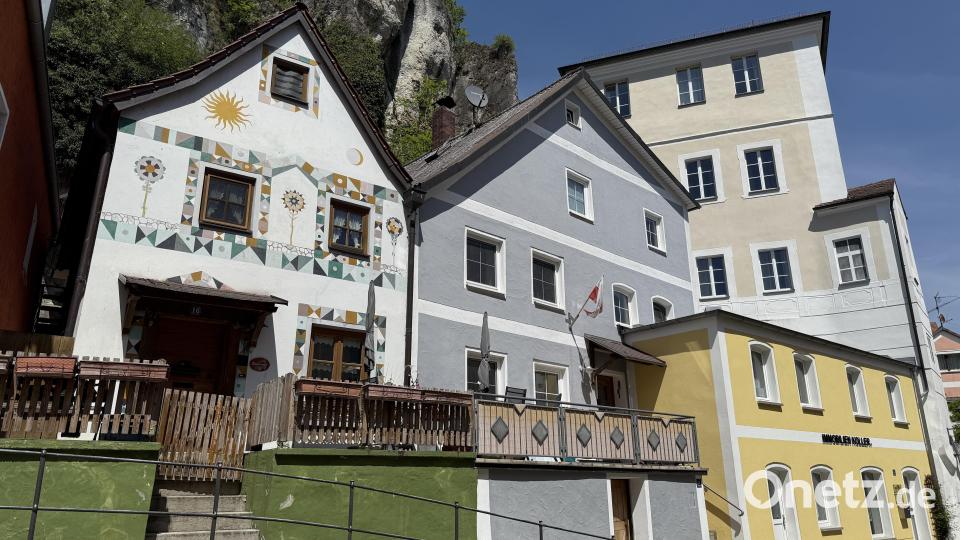 Kleine Häuser, imposante Altbauten, Mühlen und verwinkelte Gassen prägen das Bild im Künstlerort Kallmünz. Bild: Hohlheimer