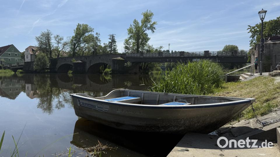 Die Naab fließt mitten durch Kallmünz. Die sogenannte "steinerne Brücke" verbindet die beiden Ortsseiten. Bild: Hohlheimer