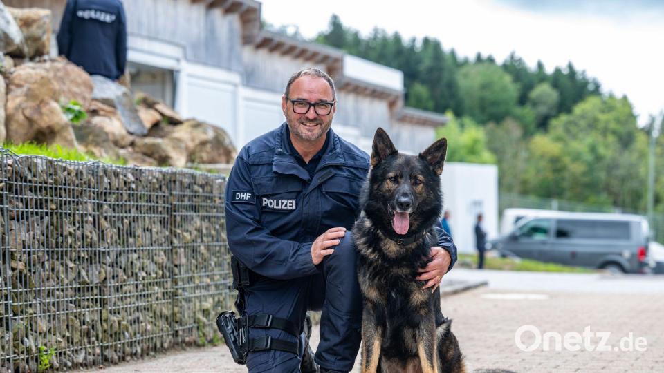 Ein eingespieltes Duo: der fünfeinhalb Jahre alte Polizeihund Dimi und Polizeihundeführer Ralf Strasser-Moraras. Bild: Armin Weigel/dpa