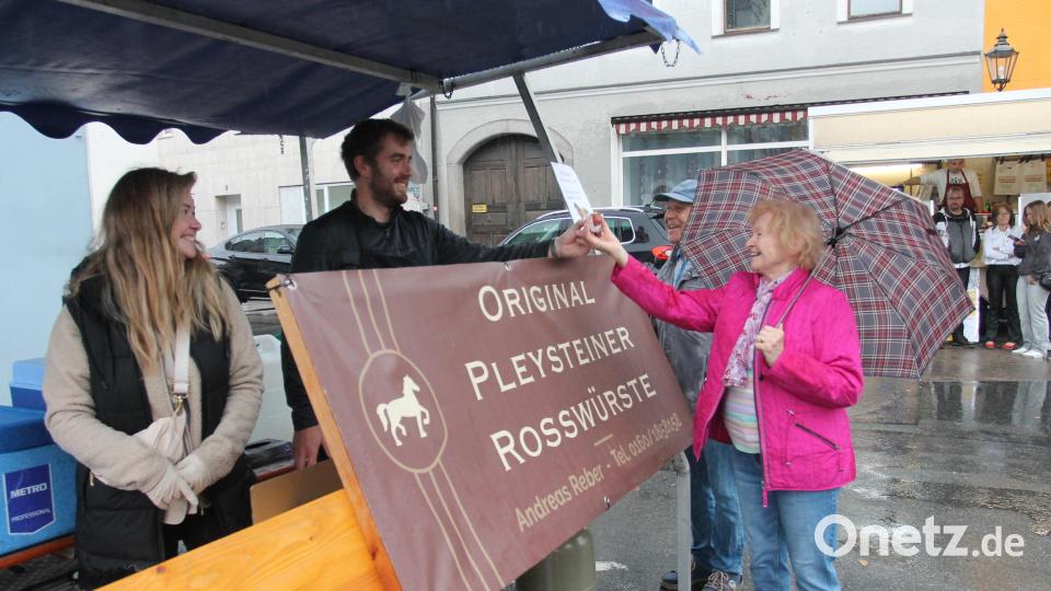 Eine &quot;Original Pleysteiner Rosswurst&quot; schmeckt auch bei Regen. Bild: pi