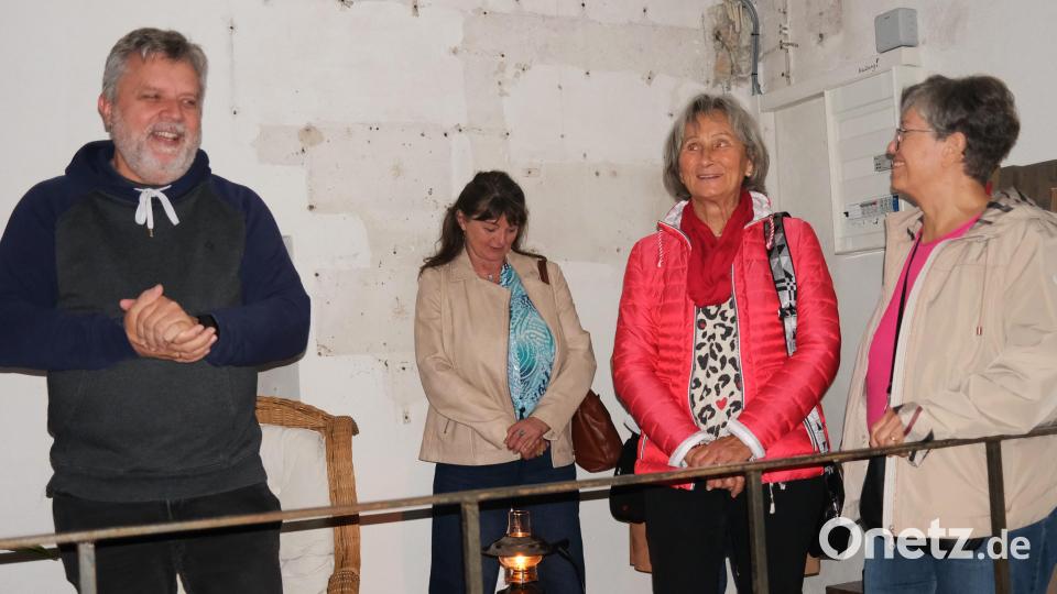 Pfarrer Stefan Drechsler (links) sorgte mit Heinrich Bölls Kurzgeschichte „An der Brücke“ für Erheiterung unter den Zuhörern. Bild: Hirsch