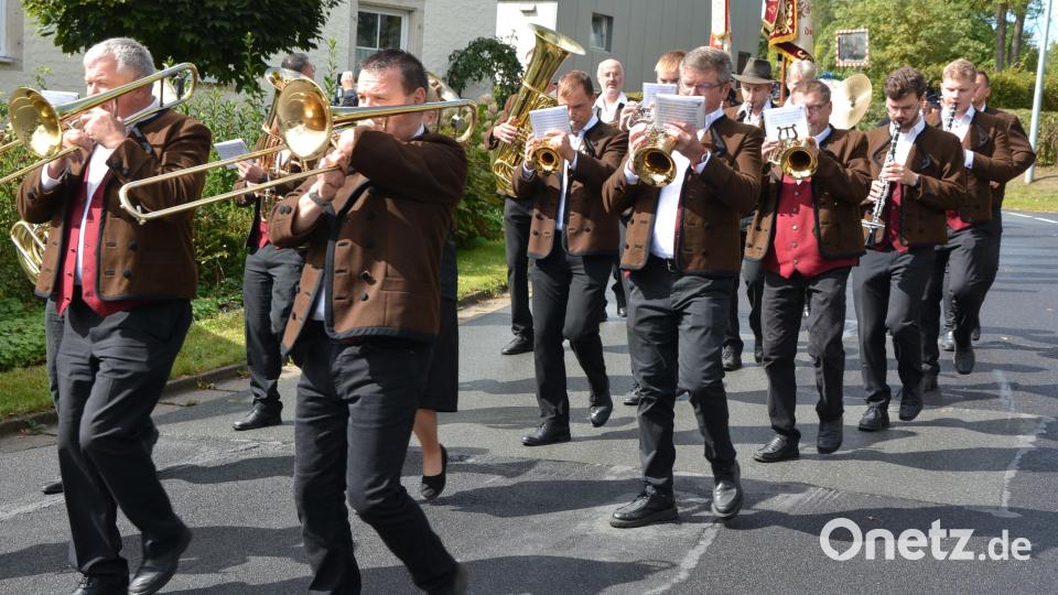 Die Münchenreuther Bauernkapelle blies den Vereinen beim Festzug den Marsch. Bild: jr