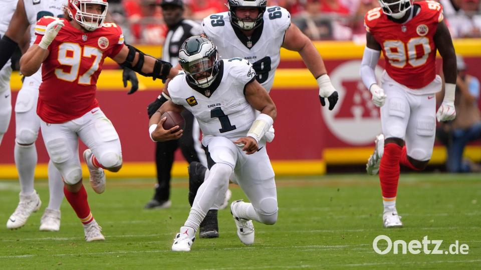 Jalen Hurts (Mitte) holte bei den Kansas City Chiefs den zweiten Saisonsieg mit den Eagles. Bild: Charlie Riedel/AP/dpa
