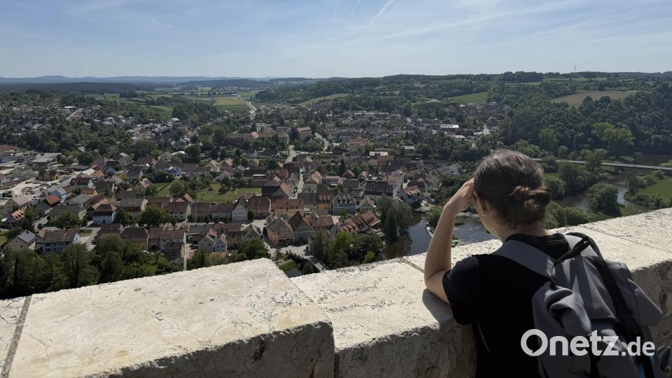 Oberhalb der Ortschaft liegt die Burgruine Kallmünz. Von hier aus reicht die Sicht bei gutem Wetter bis zum Großen Arber im Bayerischen Wald. Bild: Hohlheimer