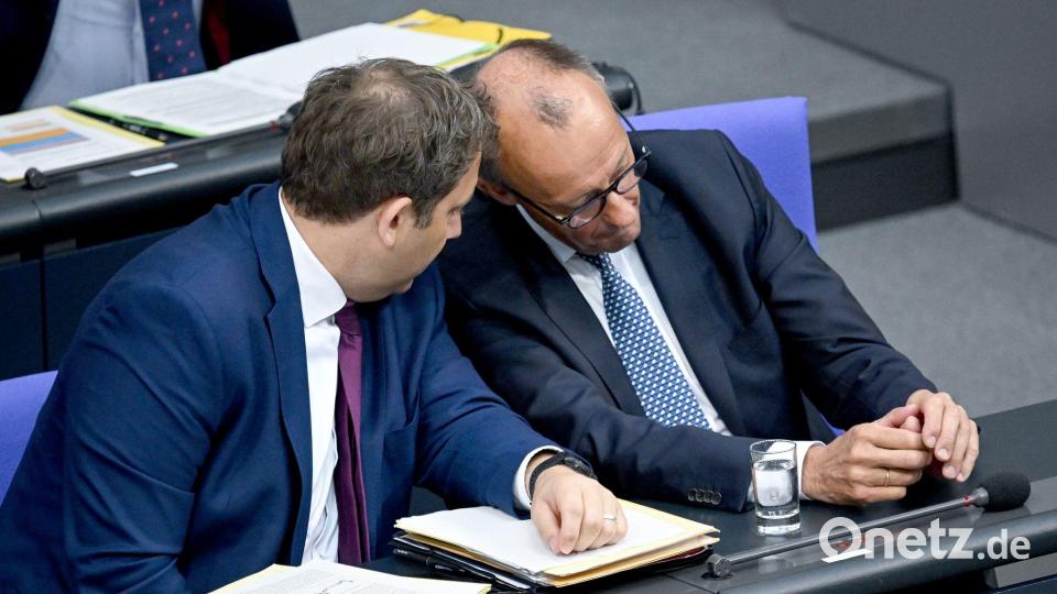 Haushaltswoche im Bundestag: Klingbeil und Merz im Gespräch Bild: Britta Pedersen/dpa