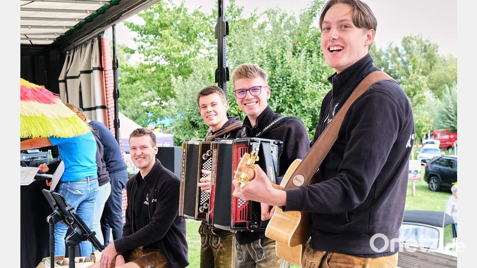 Gut gelaunte und unterhaltsame Live-Musik lieferte die Band &quot;D&#039;Hirschn&quot; aus Theuern, die sich &quot;die griabige Musikantencombo aus dem Vilstal&quot; nennt. Bild: Peter Ringeisen