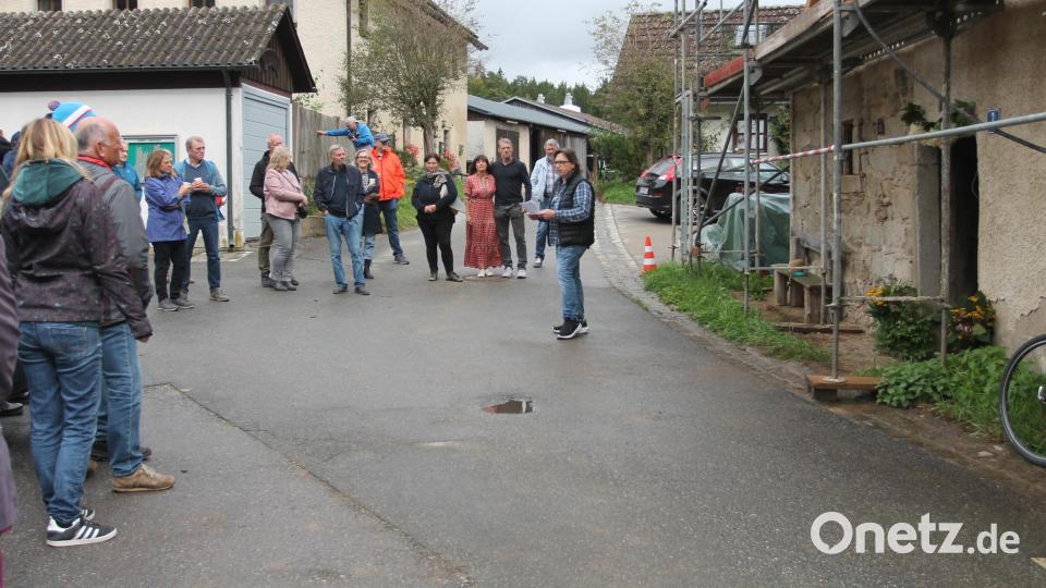 Ortsheimatpfleger Andreas Ringholz (rechts) erzählt aus der Geschichte des Waidhauser Ortsteils Reichenau, im Volksmund &quot;Landere&quot; genannt. Bild: pi