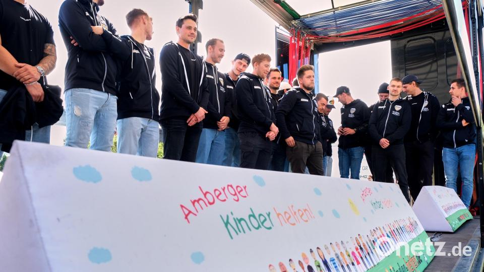 Die schnellen Jungs auf dem Eis: Die Eishockey-Mannschaft des ERSC Amberg stellte sich vor. Bild: Peter Ringeisen