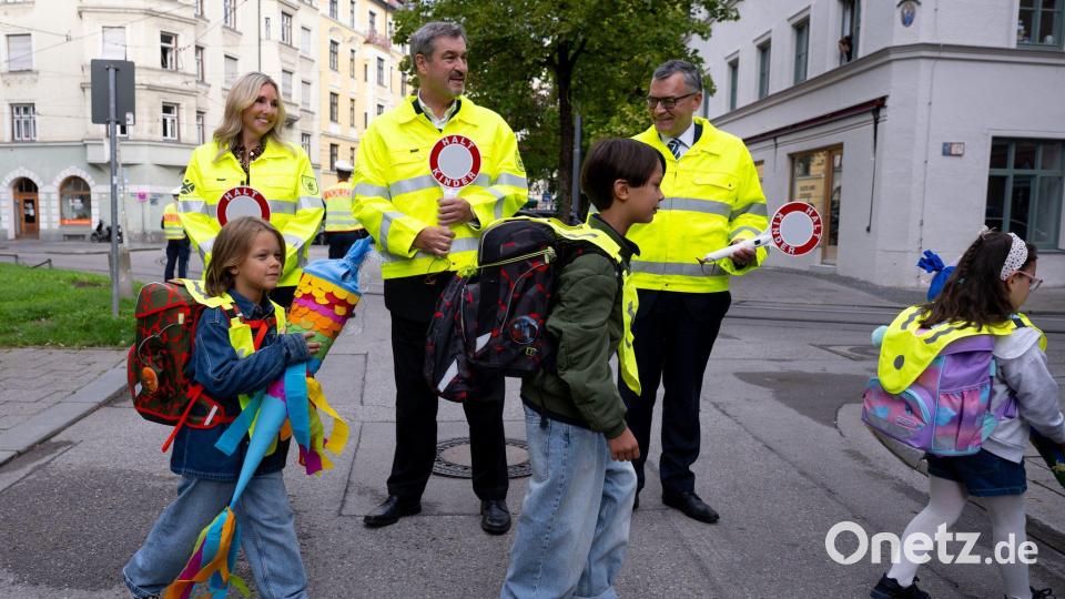 Als Schulweghelfer auf der Straße: Kultusministerin Anna Stolz (Freie Wähler), Ministerpräsident Markus Söder und Staatskanzleiminister Florian Herrmann (beide CSU). Bild: Sven Hoppe/dpa