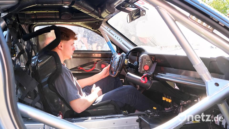 Der Fahrer des Porsche 911 GT3 Cup, Richard Wagner, demonstrierte, wie sich 510 PS anhören, wenn der Motor röhrt. Bild: Peter Ringeisen