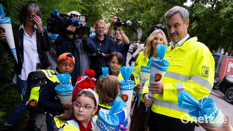 Verteilte kleine Schultüten: Bayerns Ministerpräsident Markus Söder. Bild: Sven Hoppe/dpa