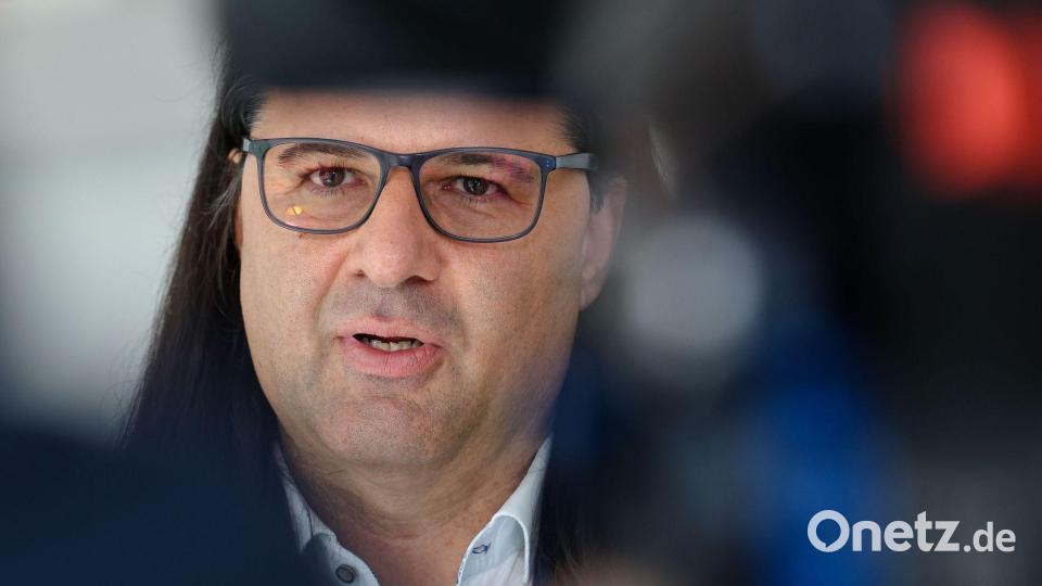 Der Ermittler Jörg Albert freut sich über den Erfolg. Bild: Daniel Löb/dpa