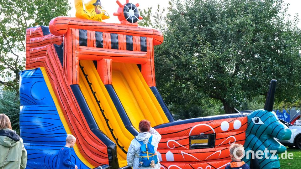 Auf dieser luftgefüllten Rutsche konnte man sogar auf zwei Bahnen nebeneinander rutschen – ein Anziehungspunkt für die Kinder. Bild: Peter Ringeisen