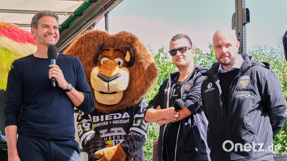 Peter Hardenacke (links), Moderator und Sportreporter beim Sender Sky, im Gespräch mit den ERSC-Verantwortlichen, dem sportlichen Leiter, Chris Spanger (rechts), und dem neuen Trainer, Jan Bönning. Das Maskottchen der &quot;Wild Lions&quot; macht einen zuversichtlichen Eindruck. Bild: Peter Ringeisen