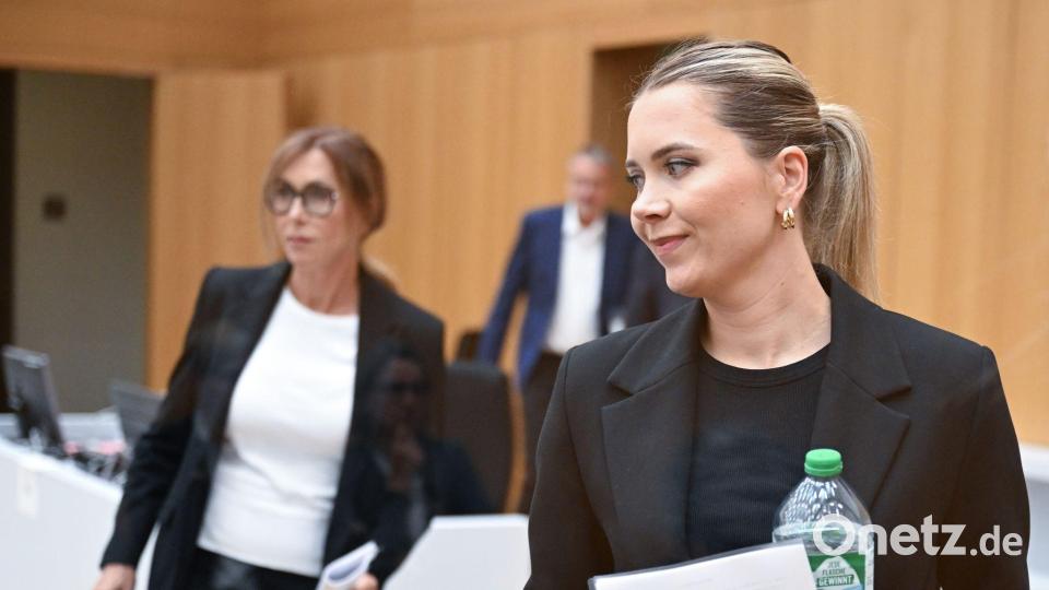 Die Mutter Petra Laur und die Schwester Eve Laur (rechts) saßen als Nebenkläger an zahlreichen Verhandlungstagen im Prozessgebäude in Stuttgart-Stammheim. Archivbild: Bernd Weißbrod/dpa