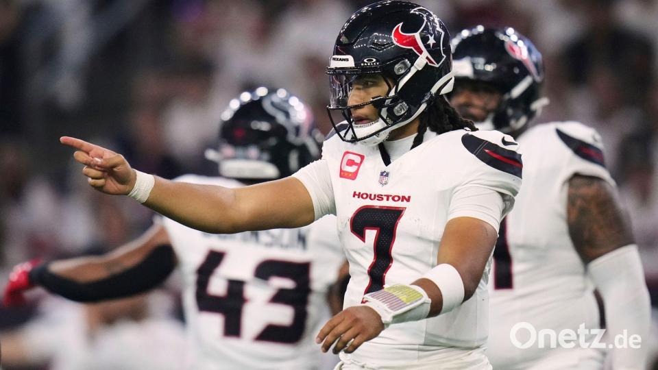 Texans-Quarterback C.J. Stroud (vorne) hat noch nicht so richtig in die Saison gefunden. Im Hintergrund ist Jakob Johnson. Bild: Eric Gay/AP/dpa