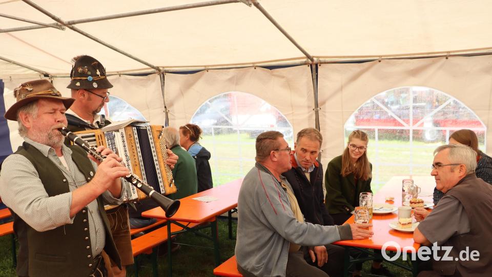 Der Fonse und der Bose (von links) spielten zünftig auf, so auch an dem Tisch, an dem Pfarrer Slawomir Niemczewski (rechts) saß. Bild: mrr