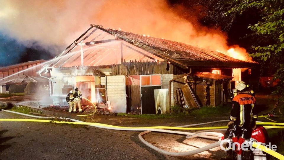 Feuerwehreinsatzkräfte wenige Minuten nach der Alarmierung bei der Bekämpfung des Feuers auf dem Reitstall-Gelände. Bild: Kreisbrandinspektion Bayreuth/exb