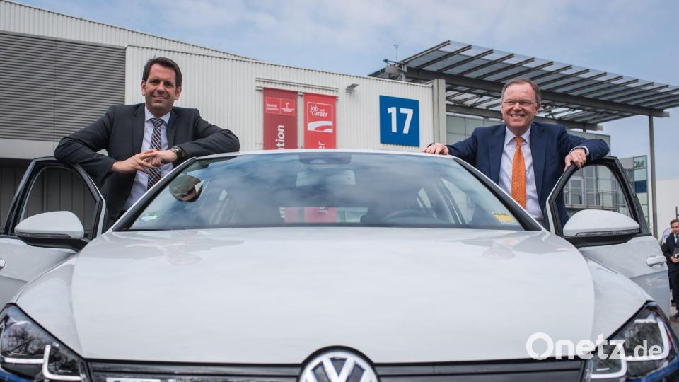 Als Ministerpräsident sitzt Lies (l) für Niedersachsen im VW-Aufsichtsrat. Auch 2015 war er dabei – als Wirtschaftsminister an der Seite des früheren Regierungschefs Stephan Weil (r). (Archivbild) Bild: picture alliance / Ole Spata/dpa