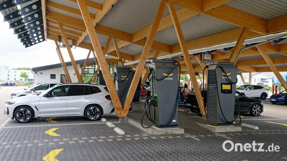 Ein Ladepark in Nordrhein-Westfalen: Inzwischen hat das Bundesland die Spitzenposition bei der Zahl der öffentlichen Ladepunkte übernommen. Bild: Henning Kaiser/dpa