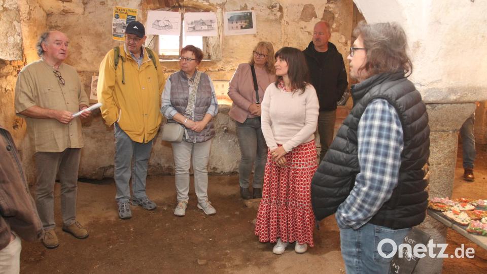 Informationen zum Projekt kommen von Gerhard Jander (links) und Eigentümerin Svenja Jander (Dritte von rechts). Bild: pi