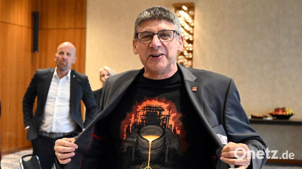 „Stahlkind“ ist auf einem IG Metall-T-Shirt zu lesen, das der Verhandlungsführer der Gewerkschaft, Knut Giesler, zum Auftakt der Tarifverhandlungen trägt. Bild: Federico Gambarini/dpa