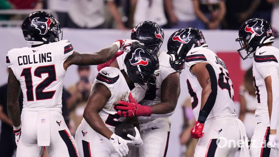 Jakob Johnson (zweiter von rechts) hatte einige gute Aktionen und feiert hier den Touchdown von Nick Chubb (Mitte) - die Texans verloren dennoch. Bild: Eric Christian Smith/AP/dpa