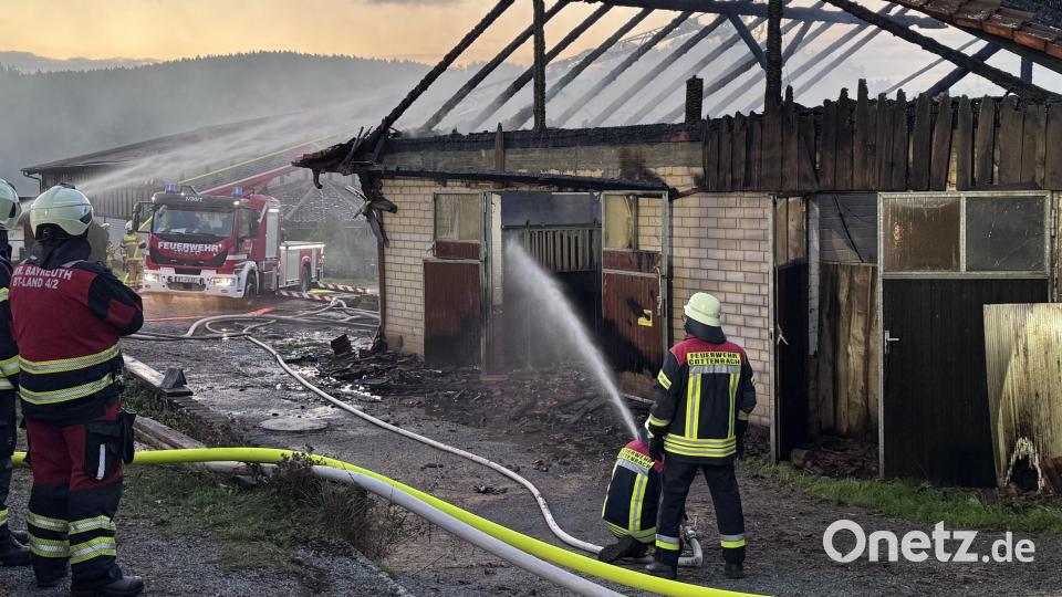 Die Feuerwehr bei Löscharbeiten an einer Reithalle. Bild: Stephan Fricke/News5/dpa