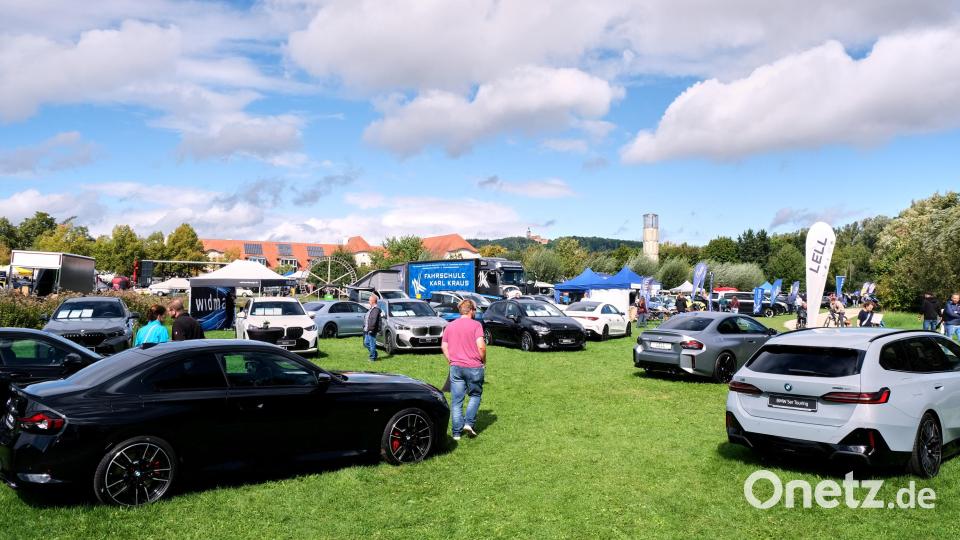 Neuwagen unterschiedlicher Fabrikate waren bei den Motorwelten ausgestellt. Hindurchschlendern, schauen und bei Bedarf auch beraten lassen. Dieses Angebot nahmen viele Besucher gern an. Bild: Peter Ringeisen