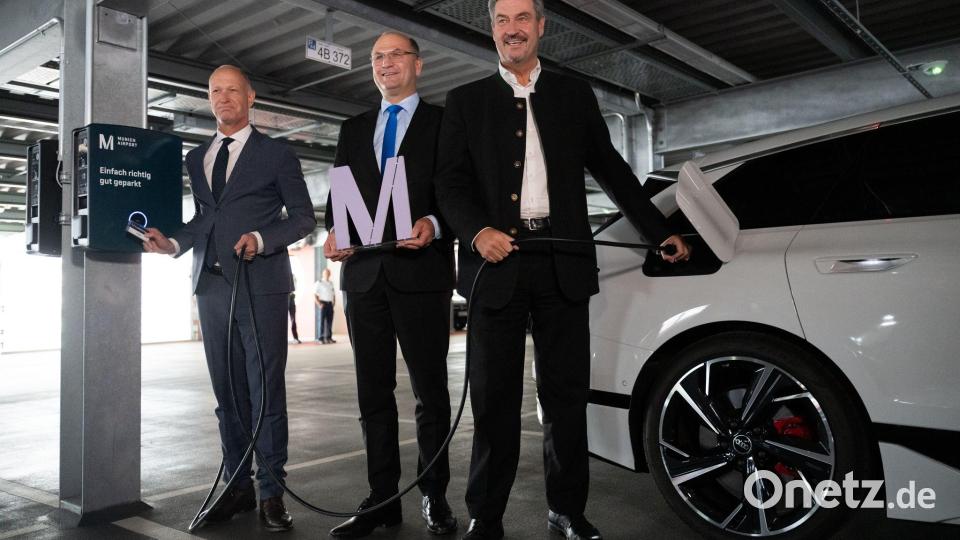 Flughafenchef Jost Lammers, Finanzminister Albert Füracker und Ministerpräsident Markus Söder bei der Einweihung des neuen Ladeparks. Bild: Leonie Asendorpf/dpa