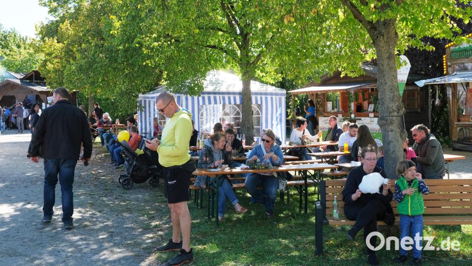 Die Imbissstände waren gut frequentiert, und Tische und Bänke luden dazu ein, sich gemütlich niederzulassen und in Ruhe zu essen und zu trinken. Bild: Peter Ringeisen