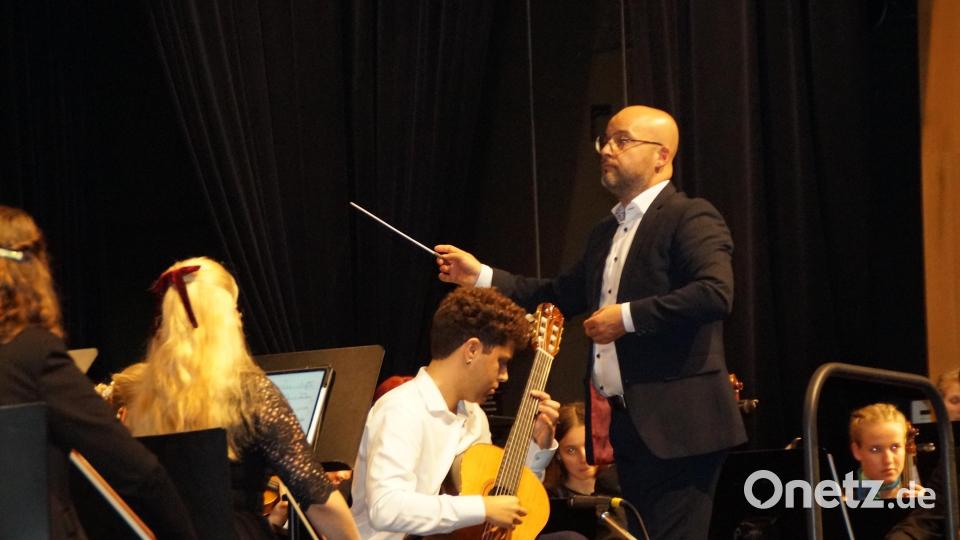 Gitarrist Raimundo Luco bildete eine Einheit mit seiner Gitarre. Bild: wel