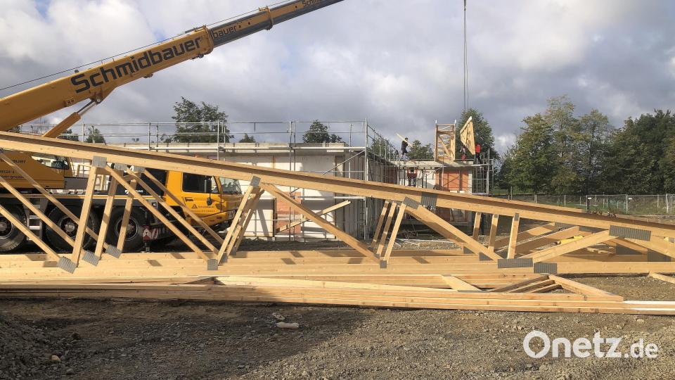 Dem Norma-Gebäudekomplex an der Egertraße in Wiesau werden seit Mitte dieser Woche Dachstuhlteile aufgesetzt. Bild: wro