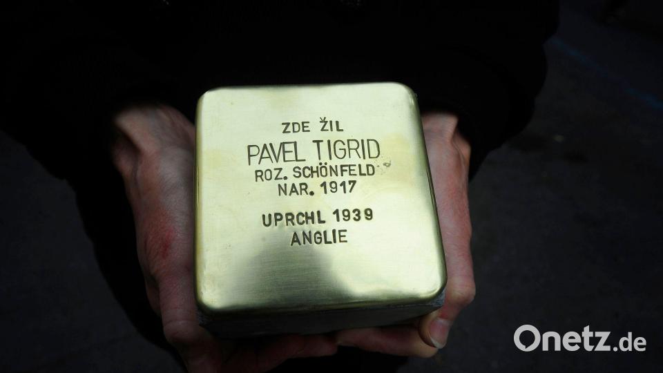In Prag erinnert vor dem Haus Kouřimská 5 ein neuer Stolperstein an den tschechischen Schriftsteller und Ex-Kulturminister Pavel Tigrid (1917-2003). Bild: Michael Heitmann/dpa