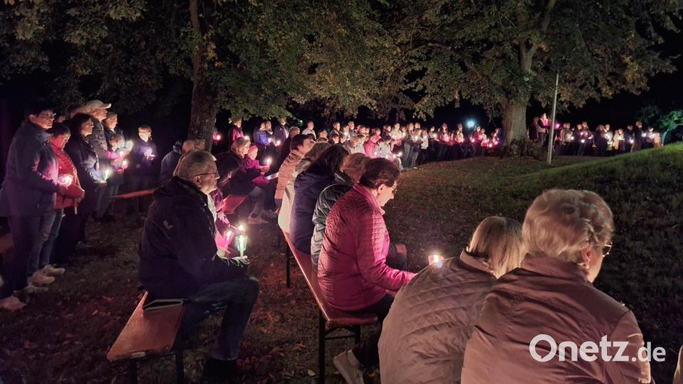 Viele Gläubige aus der Pfarrei nahmen an der feierlichen Lichterprozession von der Pfarrkirche zur Bergkirche „Maria Zell“ bei Kirchenthumbach teil. Bild: lep