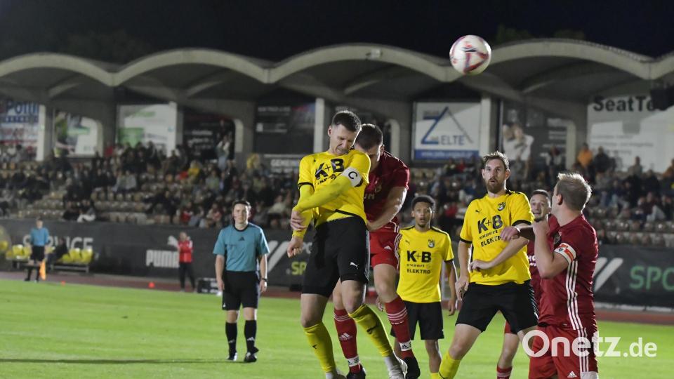 Kapitän Mario Schmien und der FC Amberg ergatterten am Freitagabend ganz spät ein 1:1 gegen die SpVgg Pfreimd. Bild: Hubert Ziegler