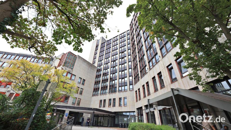Auf elf Stockwerken sollen im neuen Anker-Zentrum in München künftig bis zu 900 Menschen untergebracht werden. Bild: Karl-Josef Hildenbrand/dpa