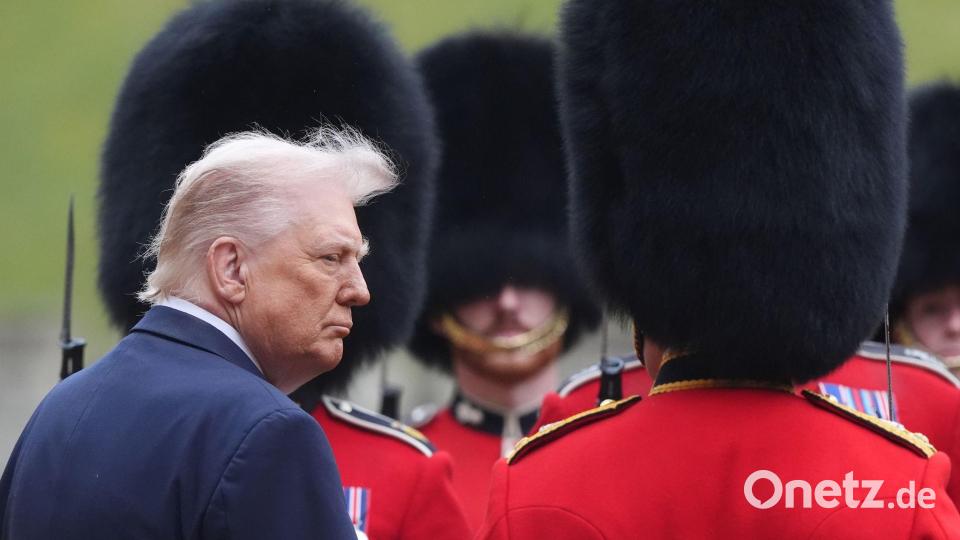 US-Präsident Donald Trump inspiziert die Ehrengarde während der feierlichen Begrüßung auf Schloss Windsor. Bild: Jonathan Brady/PA Wire/dpa