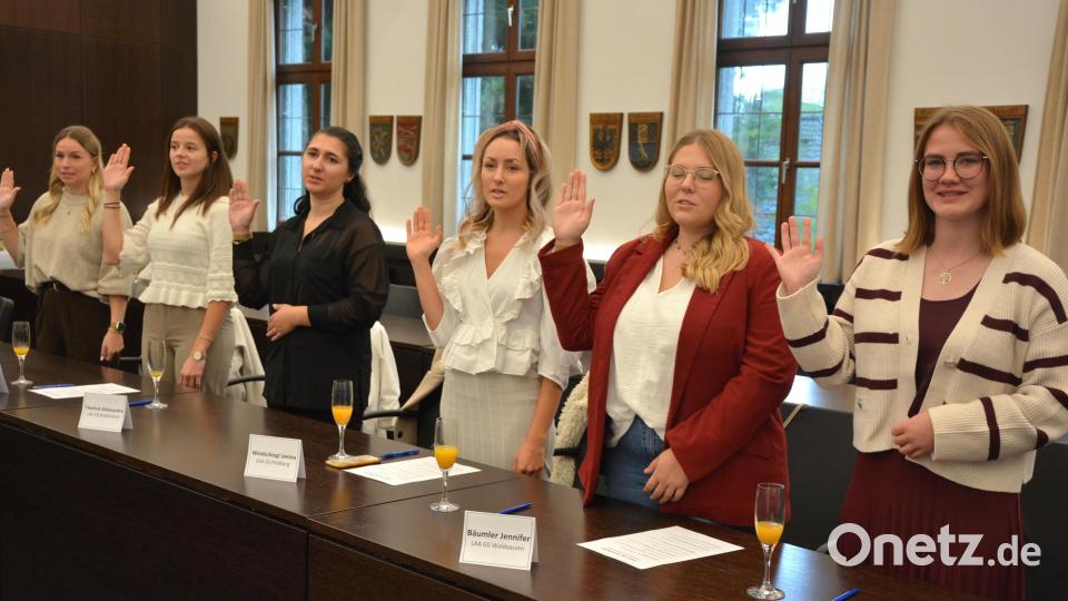 Feierlich vereidigt wurden am Montagvormittag am Landratsamt zwölf angehende Lehrerinnen und Lehrer im Bereich der Grund- und Mittelschulen des Landkreises. Bild: jr