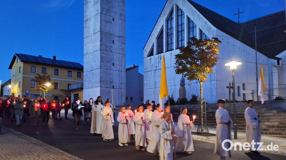 Angeführt von Ministranten und Pater Johannes Bosco Ernstberger zogen die Gläubigen bei Gebet und Gesang im Lichtermeer von der Pfarrkirche zur Bergkirche. Mit einer Marienfeier klang das Patrozinium aus. Bild: lep