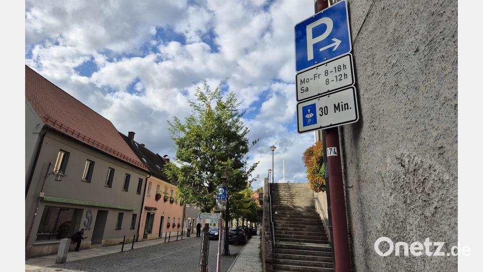 Die Kurzparkzone in der Hauptstraße vor der Biobäckerei Forster hat sich bewährt und bleibt bestehen. Dagegen wird im weiteren Verlauf der Hauptstraße Richtung Stadtplatz die zeitliche Beschränkung aufgehoben. Bild: Lowak