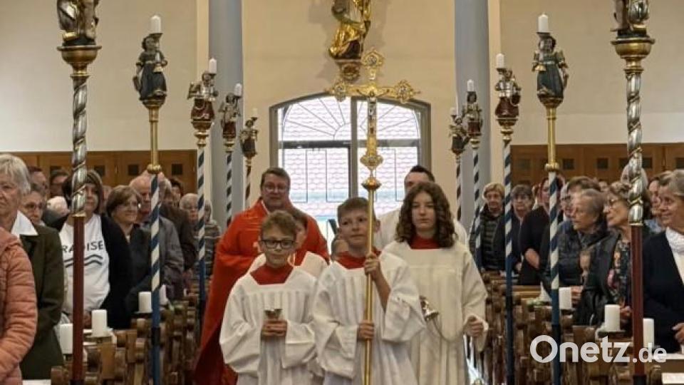 Pfarrer Udo Klösel zog mit Gemeindereferent Benedikt Eckert und den Ministranten zur ersten gemeinsamen Messfeier der Pfarreiengemeinschaft in die Eslarner Pfarrkirche ein. Bild: Nicola Hummer