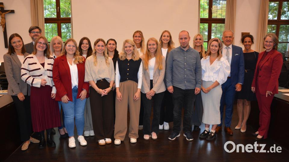 Elf Lehramtsanwärterinnen und ein Lehramtsanwärter wurden im Sitzungssaal des Landratsamtes feierlich vereidigt. Mit dabei waren (von rechts) Leitende Schulamtsdirektorin Martina Puff, Seminarrektorin Eva-Maria Ficker und Landrat Roland Grillmeier, sowie (von links) Seminarrektorin Katharina Merther, Schulamtsdirektor Armin Engel und Personalratsvorsitzende Sabine Graser (Vierte von links). Bild: jr