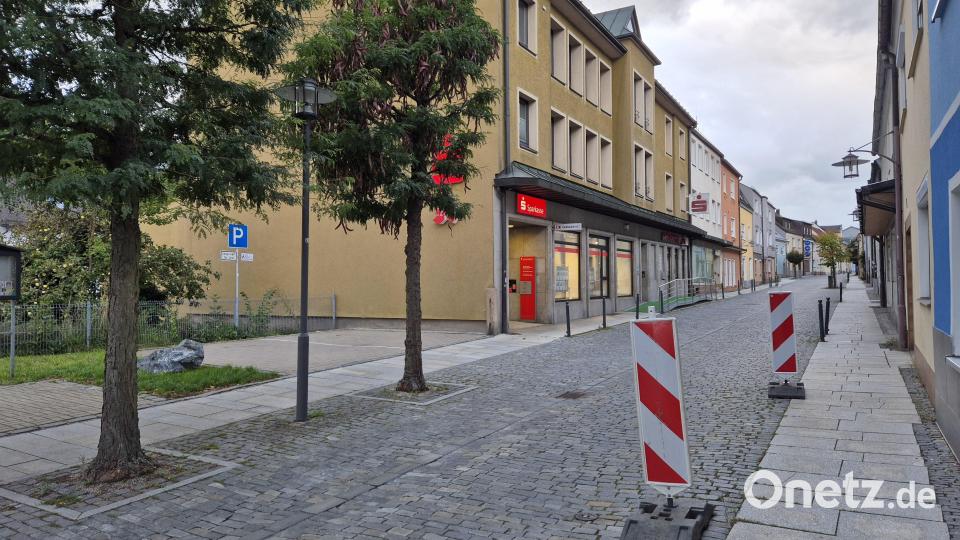 Die Barken in der Hauptstraße auf Höhe der Sparkasse sollen in den nächsten Monaten hier stehen bleiben. Damit will die Stadt Windischeschenbach verhindern, dass dieser Bereich komplett zugeparkt wird. Bild: Lowak